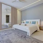 Stunning In A Location With Views 아파트 *